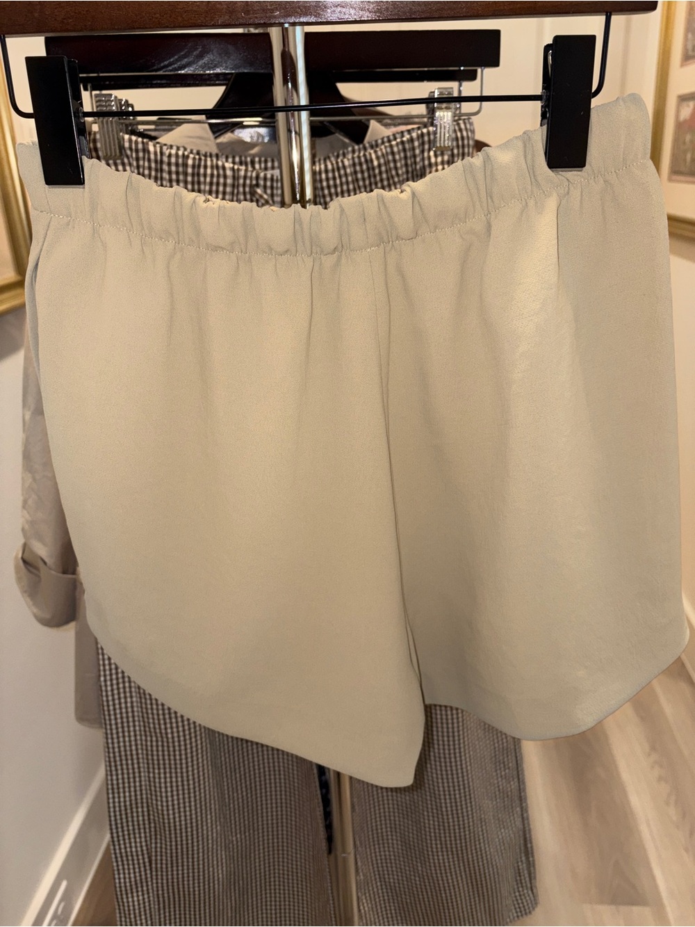 Aritzia Lodge Crepette Martini Olive Mini Short Sz Small NWOT - Picture 8 of 16